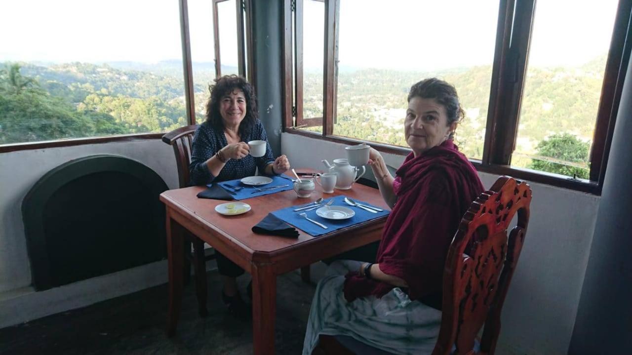 Ceylon Breeze Hotel Kandy Buitenkant foto