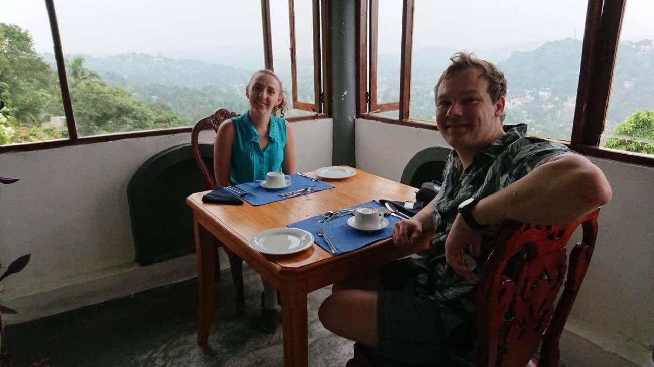 Ceylon Breeze Hotel Kandy Buitenkant foto